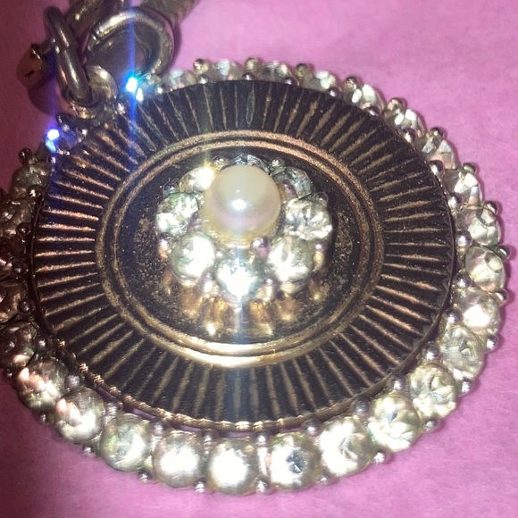 VINTAGE  SIGNED BOUCHER GOLD TONE ROUND CRYSTAL & PEARL PENDANT CHAIN NECKLACE - Picture 3 of 6